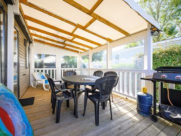 Terrasse entièrement couverte, spacieuse et confortable.