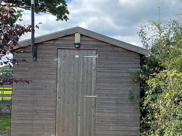 Shed with washing-up facilities