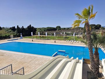 Piscina con toboganes
