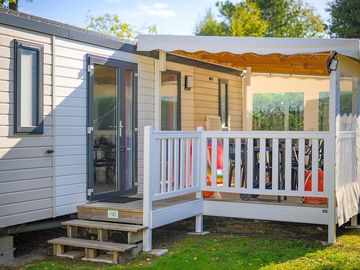 Terrasse prestige entièrement couverte, spacieuse et élégante.