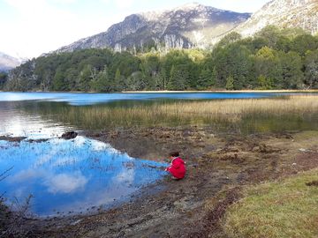 The site is set by the River Manso and by the lake Mascardi