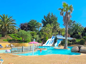 Photo de la piscine extérieure chauffée avec toboggans