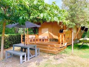 Lodge tent esterno: veranda, divano da esterno, tavolo e panche, BBQ, cucina e amaca