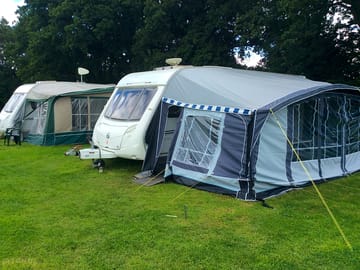 Four-berth sited caravan with full bedding and ensuite facilities (added by manager 24 Jun 2016)