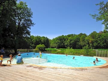 Swimming pool with spacious sun terrace (added by manager 06 Oct 2015)