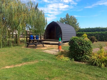 Log pod and picnic table (added by manager 02 Jan 2019)