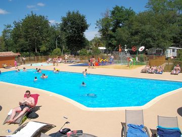 Piscine chauffée du camping Les Ourmes en Aquitaine, Gironde à Hourtin - camping familial (added by manager 12 Mar 2024)
