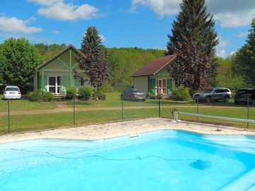 Lodges and swimming pool (added by manager 18 Mar 2018)