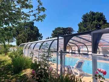 Pool with retractable roof