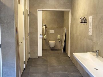 Toiletgebouw met miva-badkamer