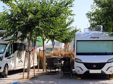 Parcelas XL, de 10 metros de longitud. Sombreadas en verano y con agua potable cada 2 parcelas.