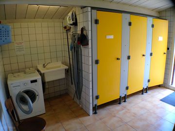 Shower block with washing machine