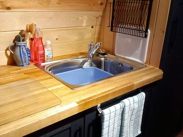 Kitchenette with microwave, hob and full-size fridge