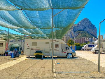 Autocaravanas, en plaza standard a la sombra