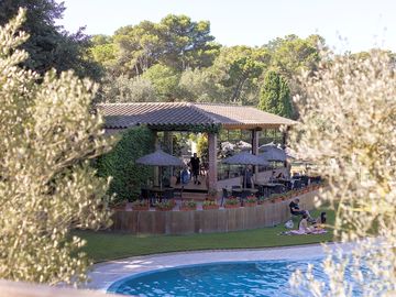 Relax by the pool or enjoy a drink on the terrace, it's all possible at camping begur