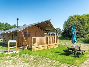 Deluxe safari tent and outdoor dining area