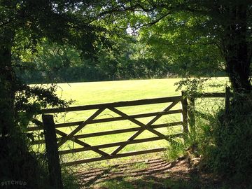 Access from the lane to the river field
