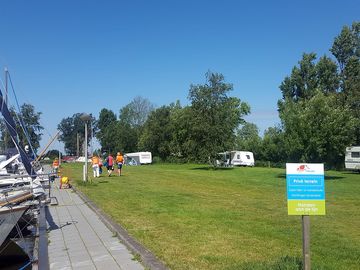 Veld aan de haven, voor caravans, campers, en auto met daktent.