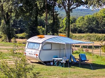 caravane vintage sur emplacement confort