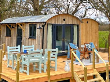 Large deck with plenty of seating and outdoor roll top bath.