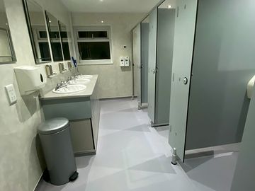 Mens toilet and shower