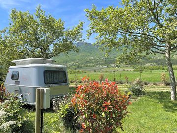 Emplacement pour caravane, van camping car avec eau électricité et évacuation eau grises