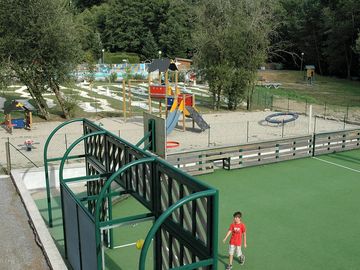 Multisports area for pétanque, football and basketball