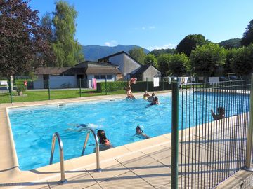 Swimming pool with a view over the mountains