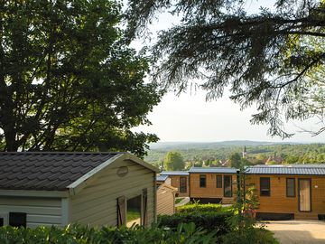 Mobil-homes tout équipés au camping le séquoia, adaptés à tous les types de familles, avec vue sur l