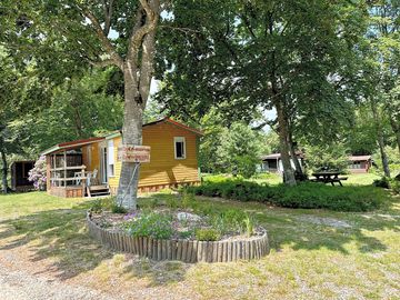 Genêt two-bed lodge sleeps up to six guests