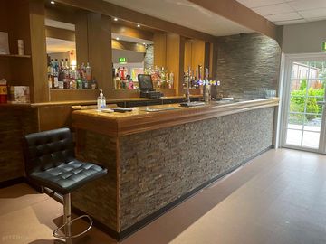Sean's bar at cliffe country lodges open on weekends