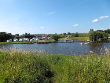 Overview of camper pitches with adjacent beach