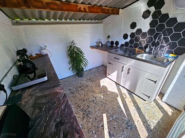 Kitchenette with induction hob,toaster,kettle and equipment you need. close proximity to the belle t