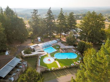 Espace aquatique avec piscine chauffée intérieure et extérieure, toboggans et pataugeoire.