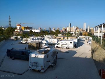 Vue de la piscine sur l’aire de camping car