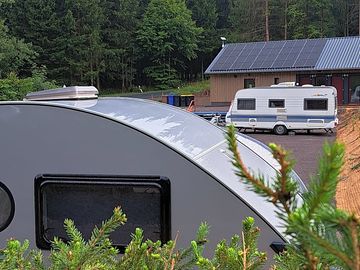 Kleine Stellplätze für Campingfahrzeuge bis 6m Länge im Waldbad-Bereich