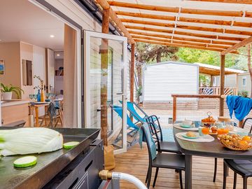 Shaded terrace with eating space