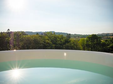 Hot tub at seren safari tent