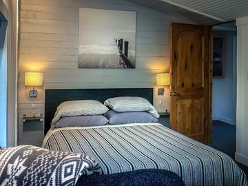 Queen bedrom with bedside lights