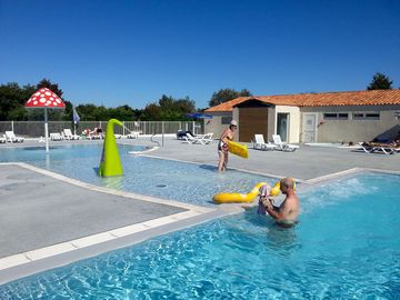 The 200m² pool and the paddling pool