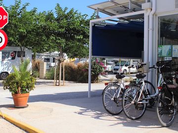 Bicicletas de paseo con marchas y bicicletas eléctricas en alquiler