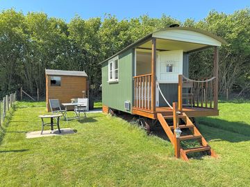 Moss hut and private facilities