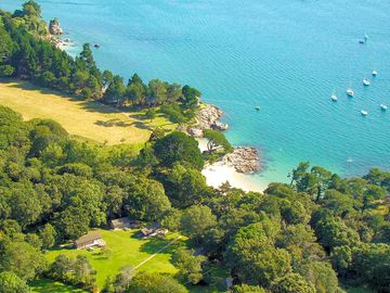 The lodge and its direct beach access
