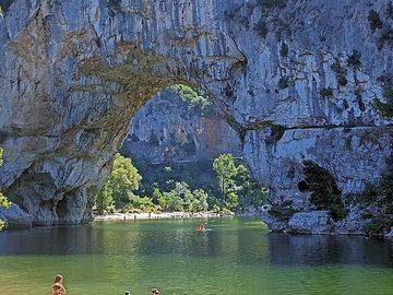 The soaring pont d'arc across the ardèche river