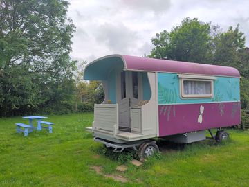 The figue caravan and its outdoor picnic table