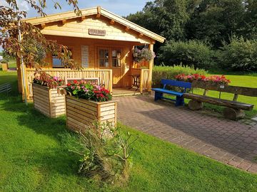 Wood-clad sauna with with a relaxation room