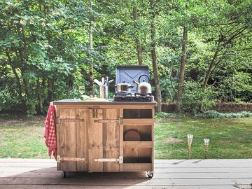 Movable kitchen for outdoor eats