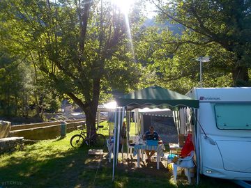 Plenty of space for your caravan awning (added by manager 17 Mar 2016)