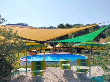 Zwembad met terras | camping suasa in le marche