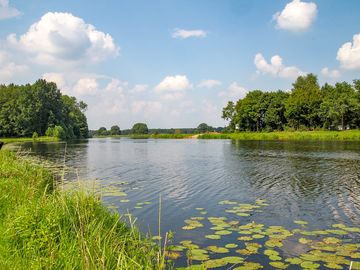 Spectacular location right on the Vecht